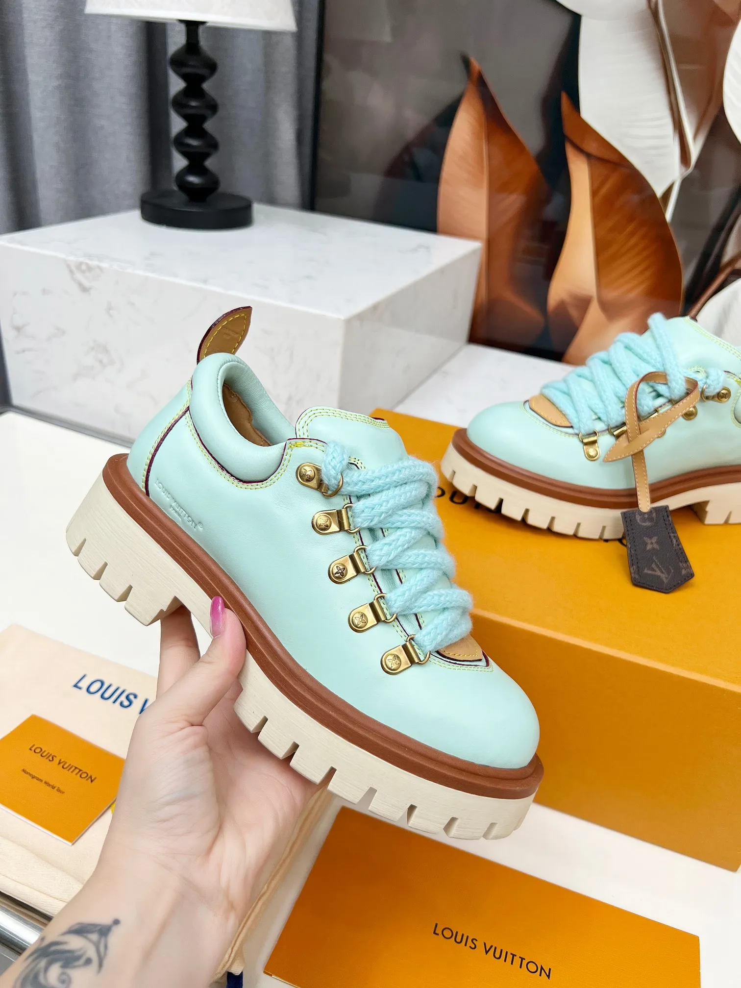 p660💰"Couple Style" LV Louis Vuitton's 2025 autumn and winter new style, developed one-to-one from the original version, retro fashionable, handsome and cool mountaineering derby shoes are now available.  Material: Imported first-layer cowhide Lining: Imported lambskin Outsole: Original molded TR non-slip outsole Sole height: 3.5cm Shoe size: Same style for men and women 35-45